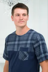 Пижама мужская из футболки с коротким рукавом и брюк из кулирки Макс темно-синяя клетка макси — фото 2
