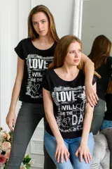 Футболка женская со спущенным плечом из кулирки Лира черный с принтом Love — фото 2