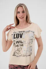 Футболка женская со спущенным плечом из кулирки Лира топленое молоко с принтом Love — фото 3
