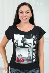 Футболка женская со спущенным плечом из кулирки Лира черный с принтом Moments — фото 1